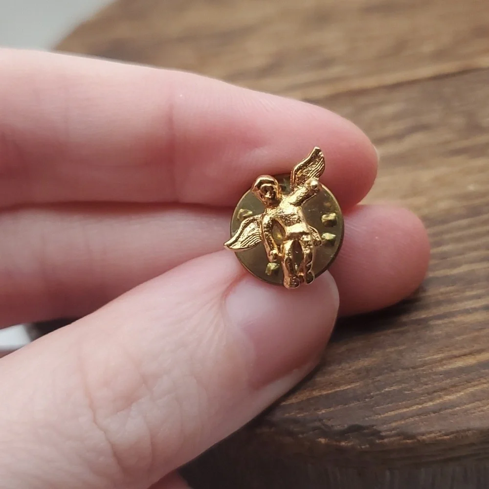 Small cherub angel pin vintage collectible‎ B413